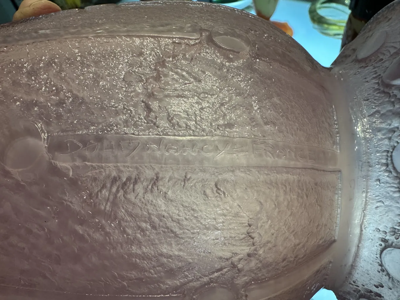 Vetro antico firmato Daum Nancy con texture intricata, sfondo morbido.