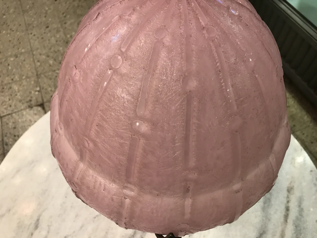 Cupola in vetro rosa con dettagli e texture, antiquariato Daum Nancy.