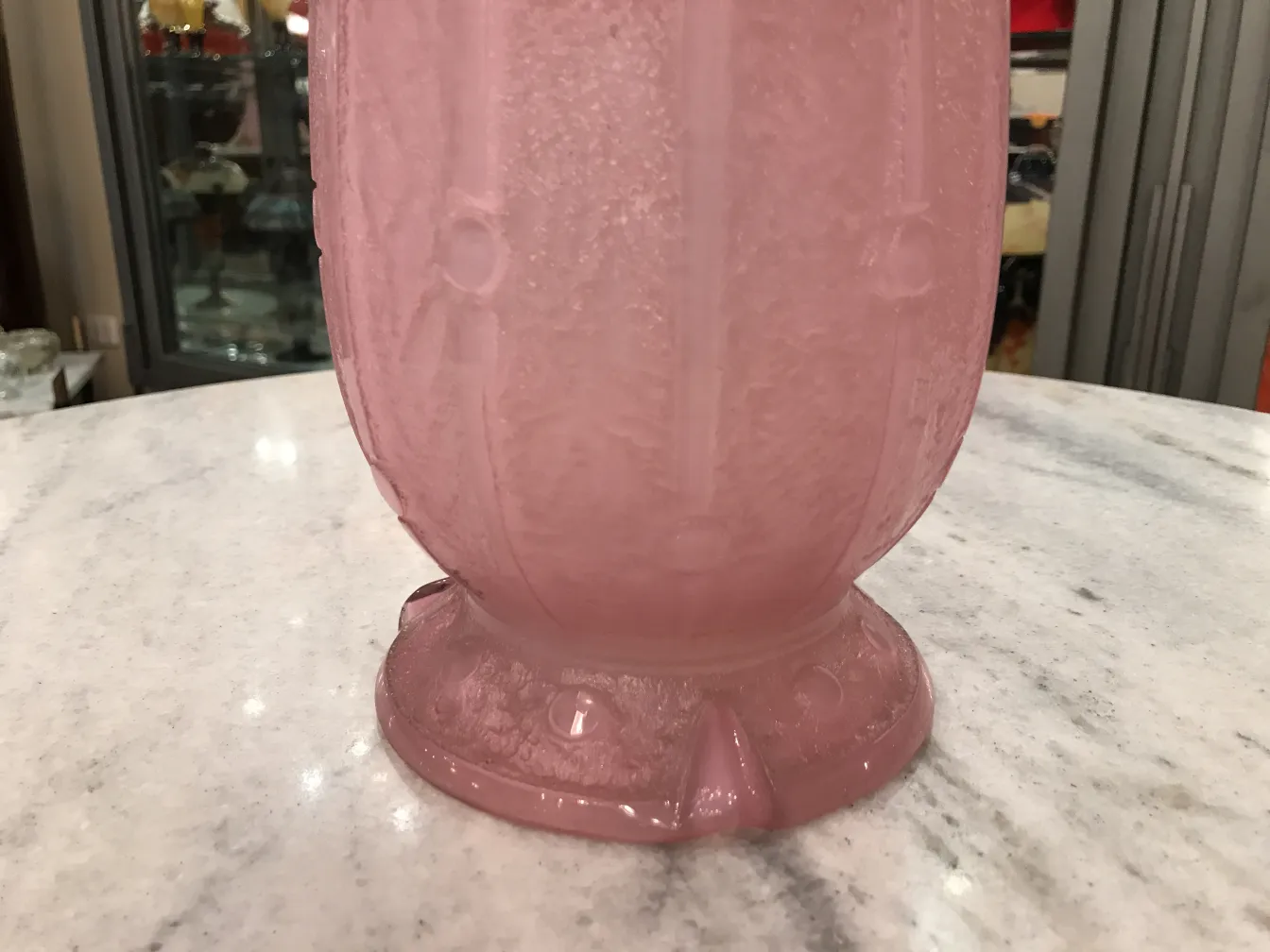 Verre ancien signé par Daum Nancy en couleur rose, avec une base décorative.