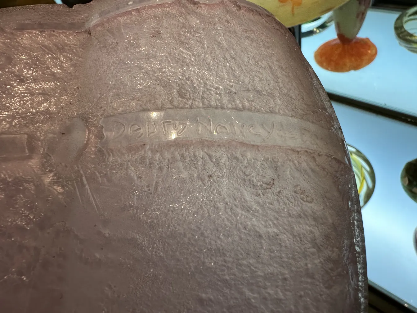 Подписанное стекло Daum Nancy с видимой подписью, антикварная обстановка.