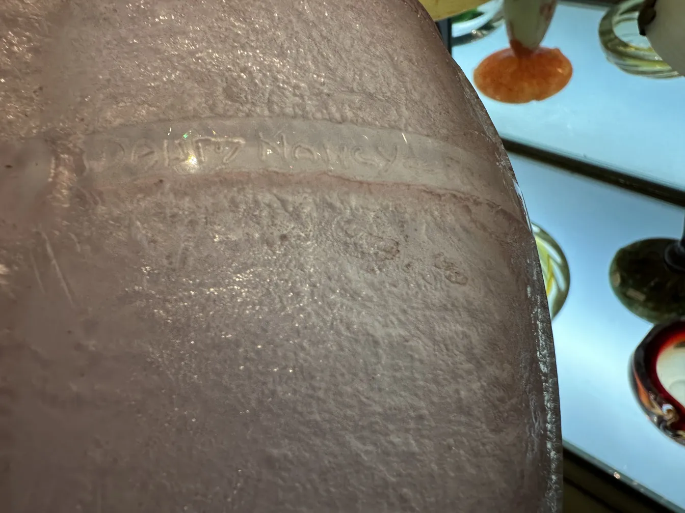 vidrio antigüo firmado por Daum Nancy con textura y brillo únicos