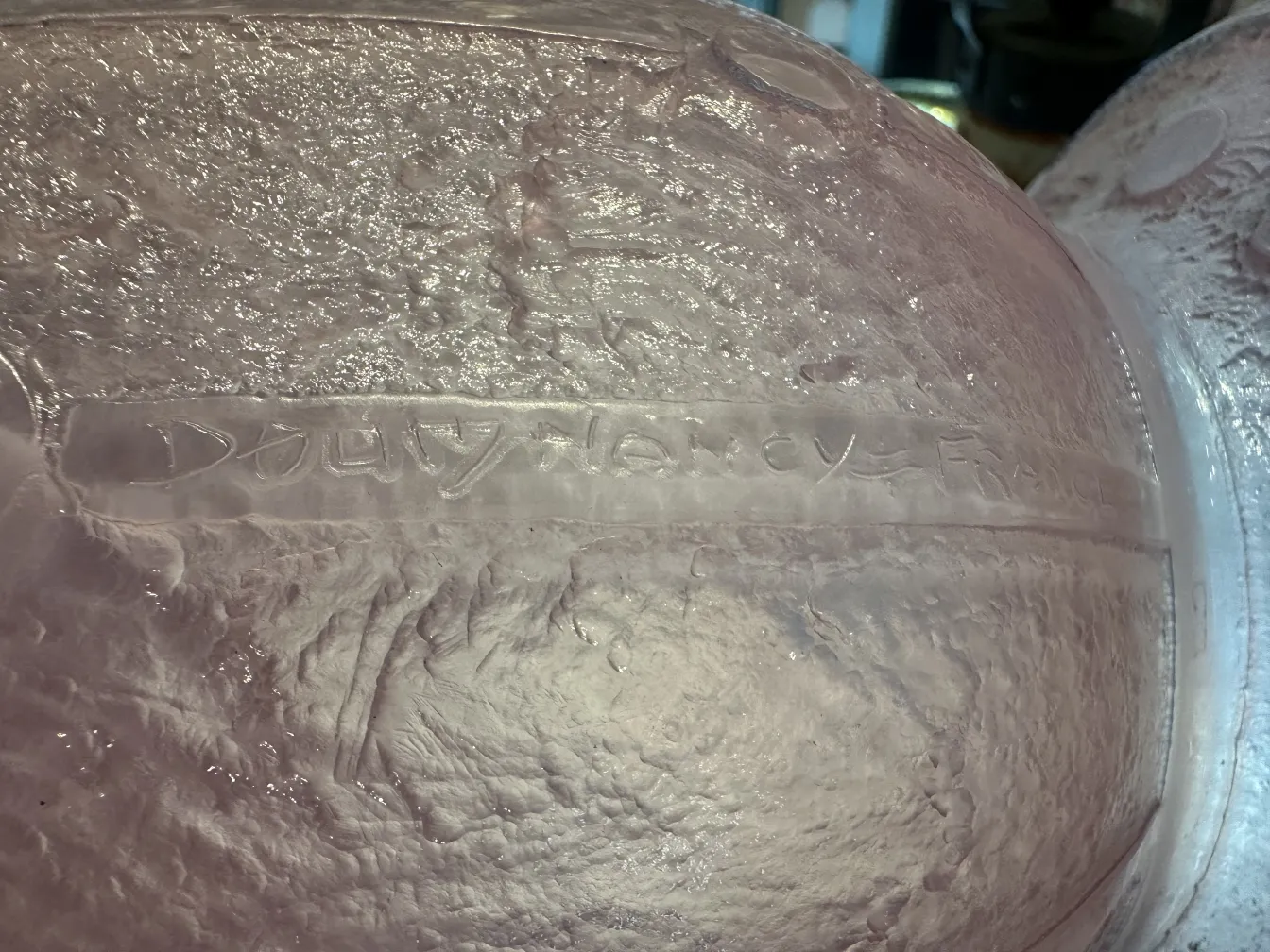 Verre ancien de Daum Nancy, signature visible