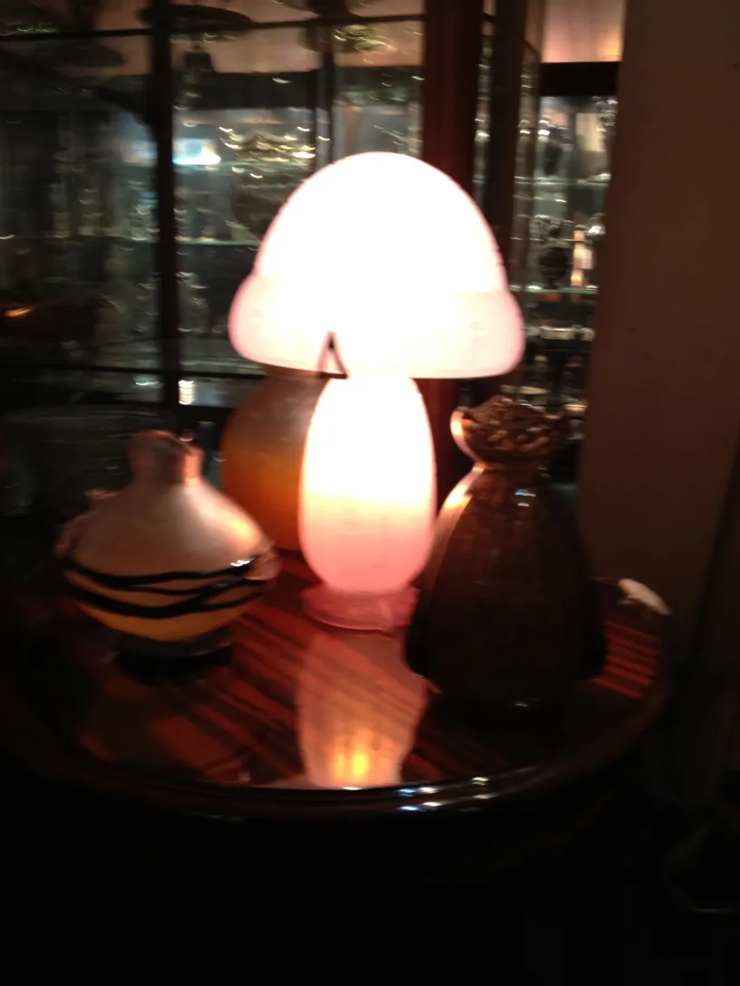 Lampe und Antikvitäten um das signierte Glas Daum Nancy