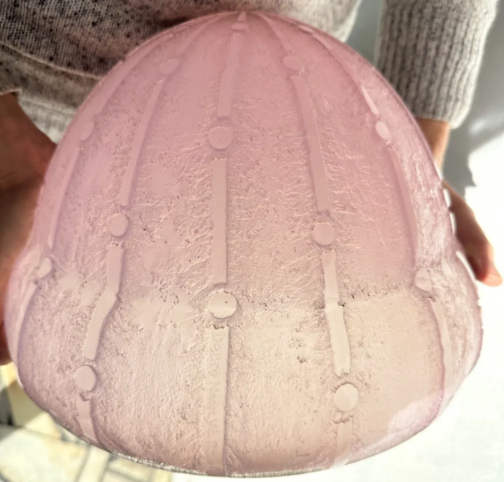 Antike signiertes glas daum nancy in rosa, mit dekorativen Linien und Punkten.