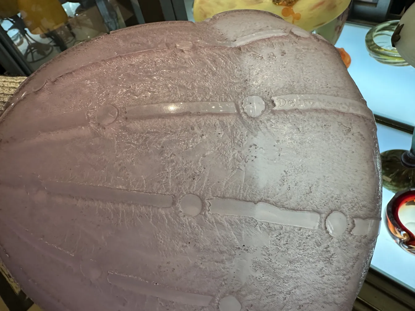 Vetro firmato Daum Nancy in un contesto antico.