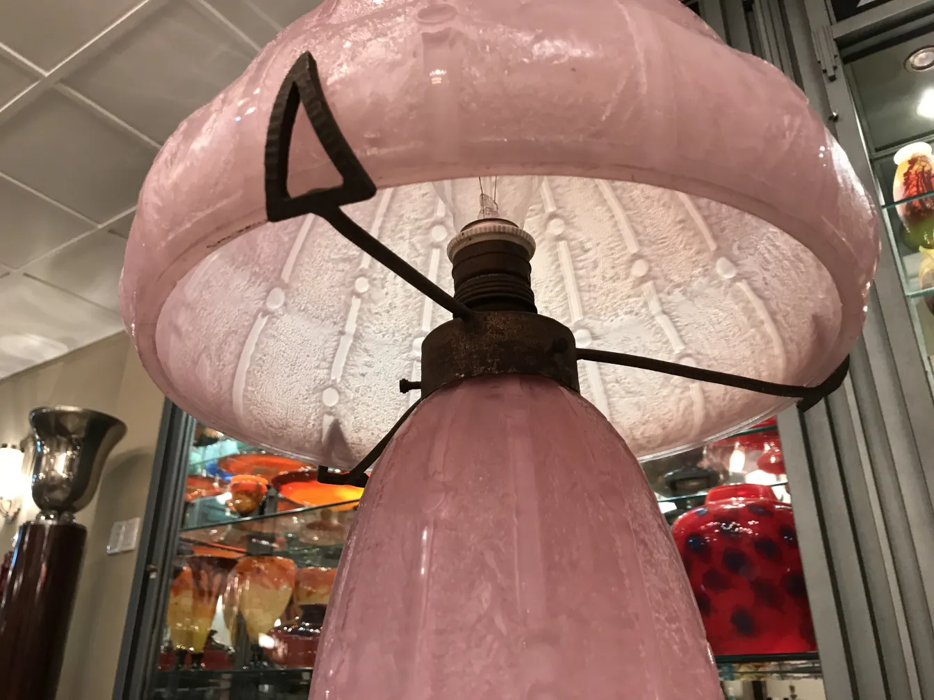 lâmpada antiga com cúpula de vidro rosa e detalhes metálicos