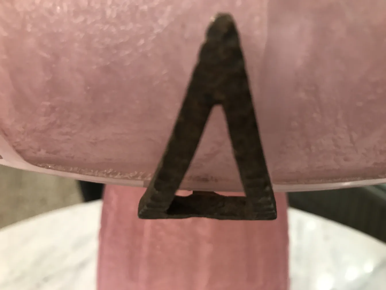 アンティークのグラスにサイン入りで、淡いピンク色。