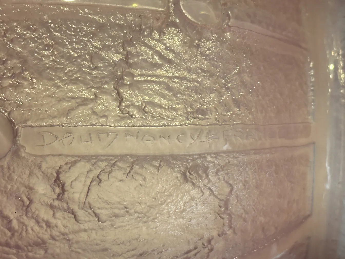 Vetro firmato Daum Nancy con dettagli testurizzati e decorativi.