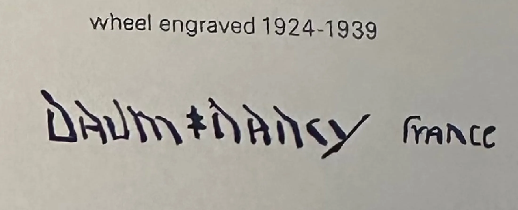 Vidrio firmado de Daum Nancy con diseño antiguo y escritura.