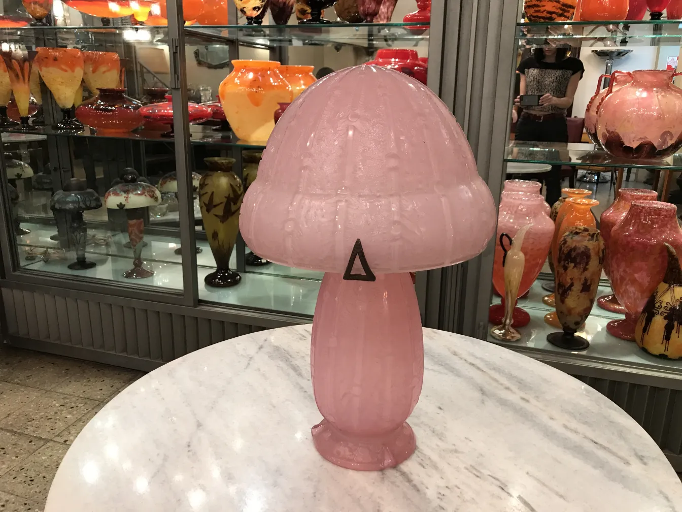 Lámpara de vidrio rosa firmado Daum Nancy en un ambiente antiguo