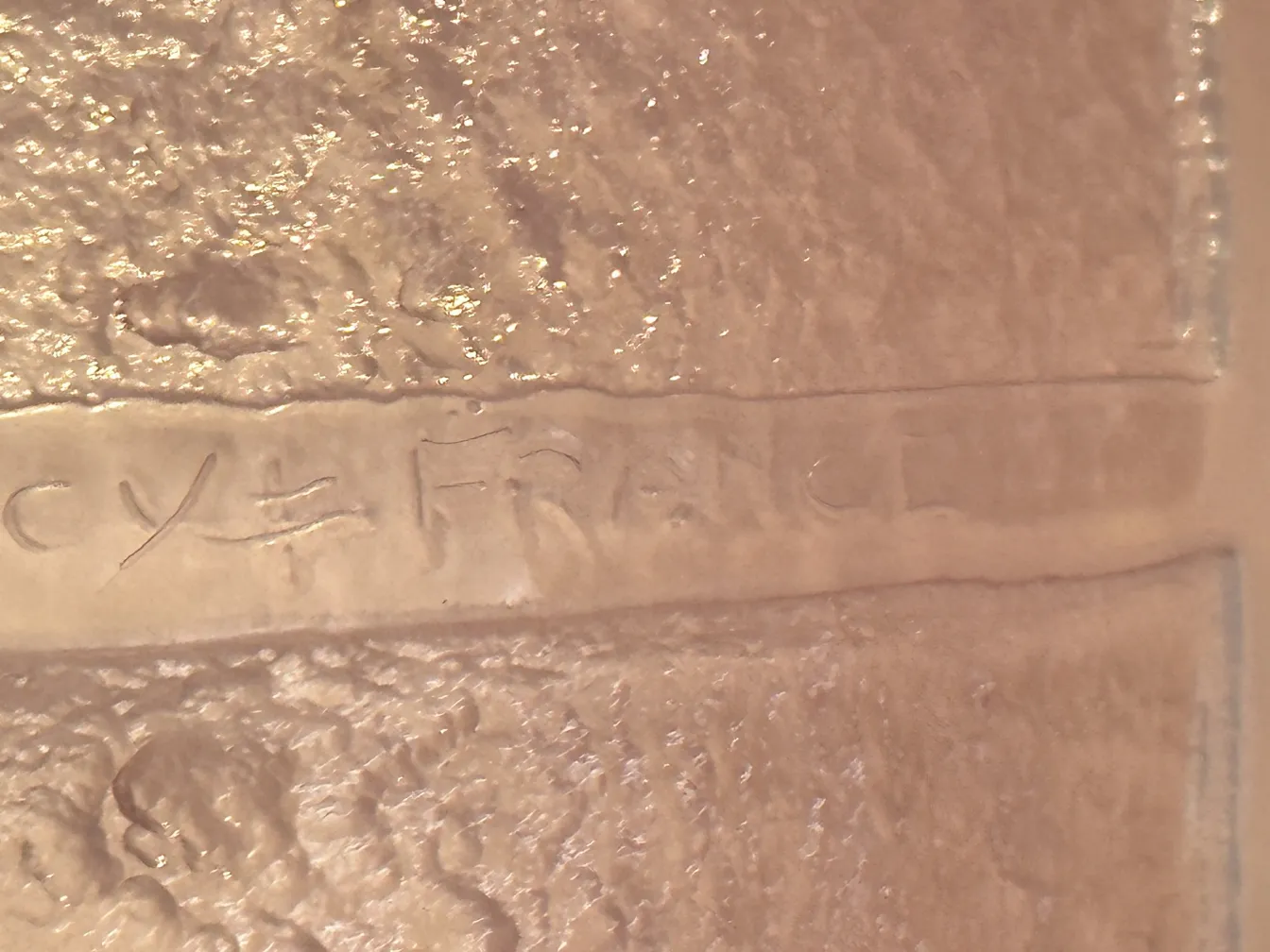 Verre avec signature visible en dessous, antiquité.