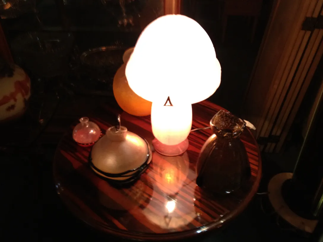 vidrio antiguo firmado daum nancy en una mesa decorativa