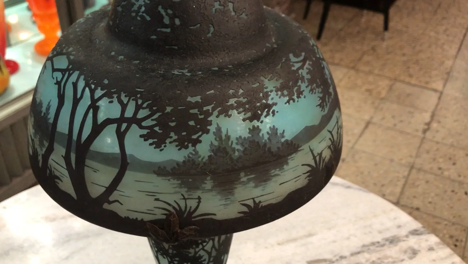 Verre signé de Daum Nancy avec un paysage peint en couleurs claires.