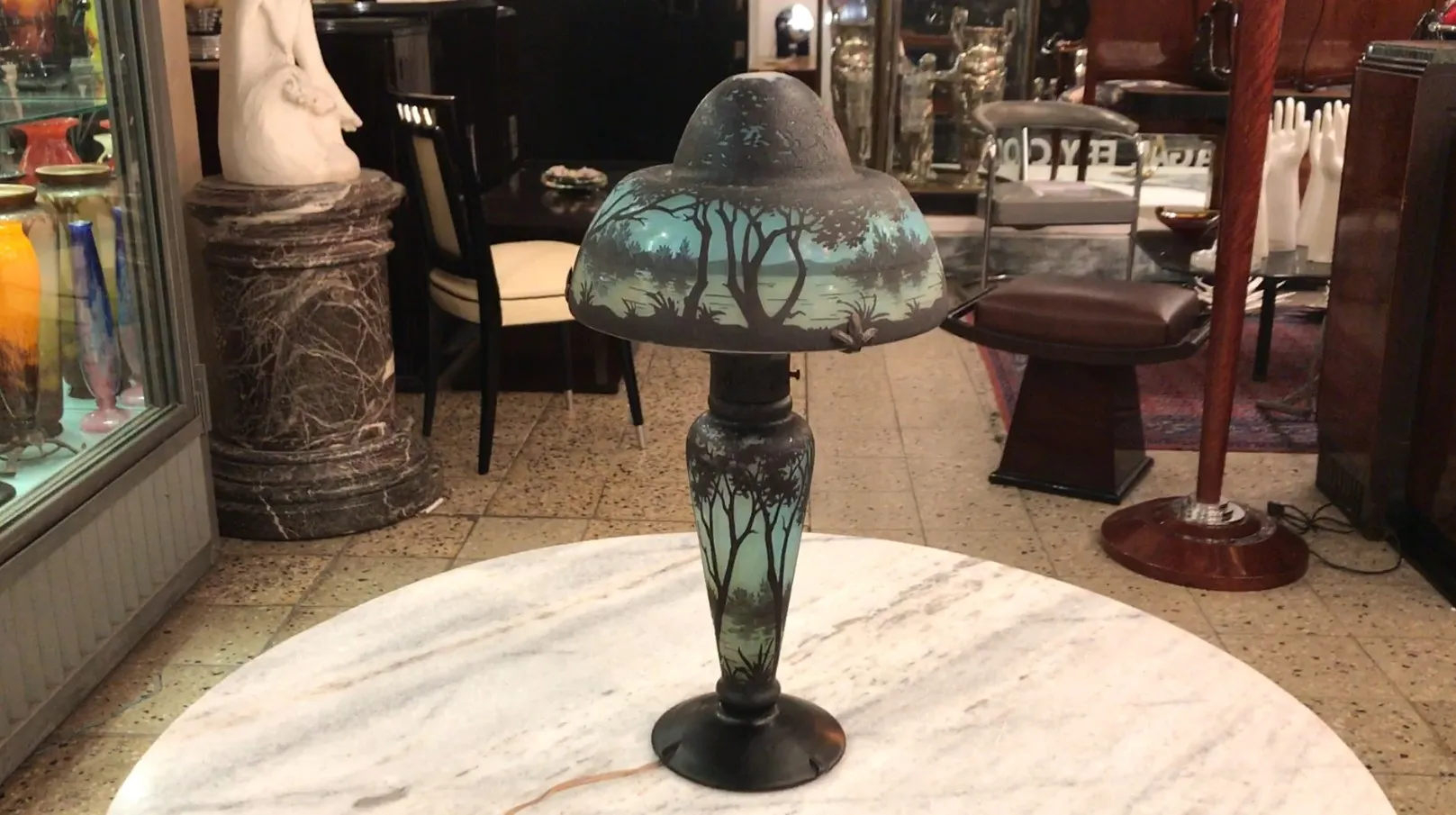 lampara antigua con diseño de paisajes en vidrio