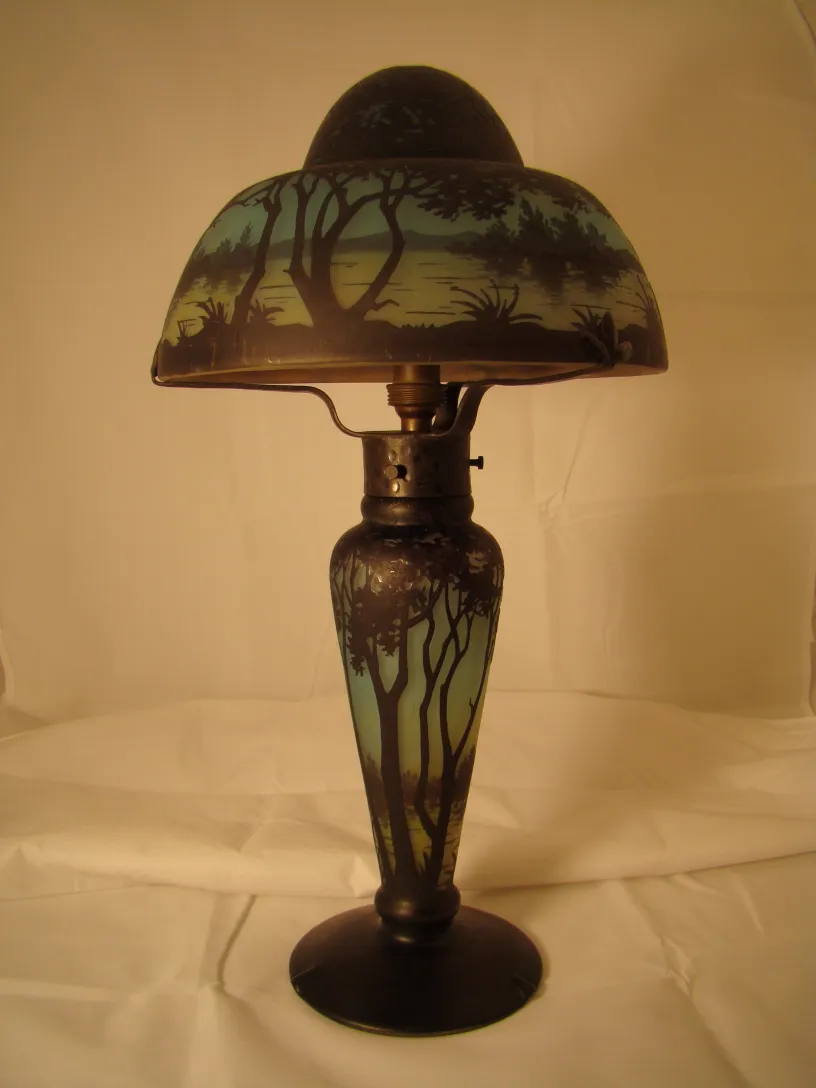 Lámpara antigua con diseño de árboles en vidrio firmado Daum Nancy.