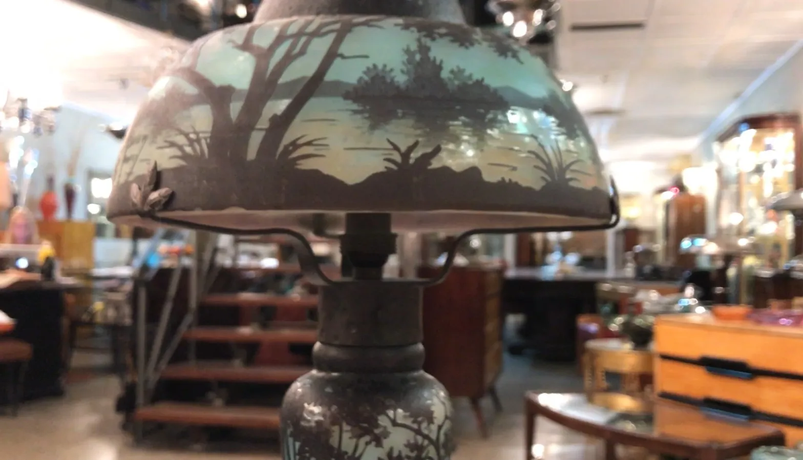Antike Lampe mit signiertem Glas und Reliefdetails