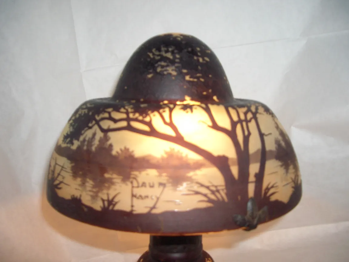 Lampe en verre avec paysage, signée Daum Nancy, antiquité.