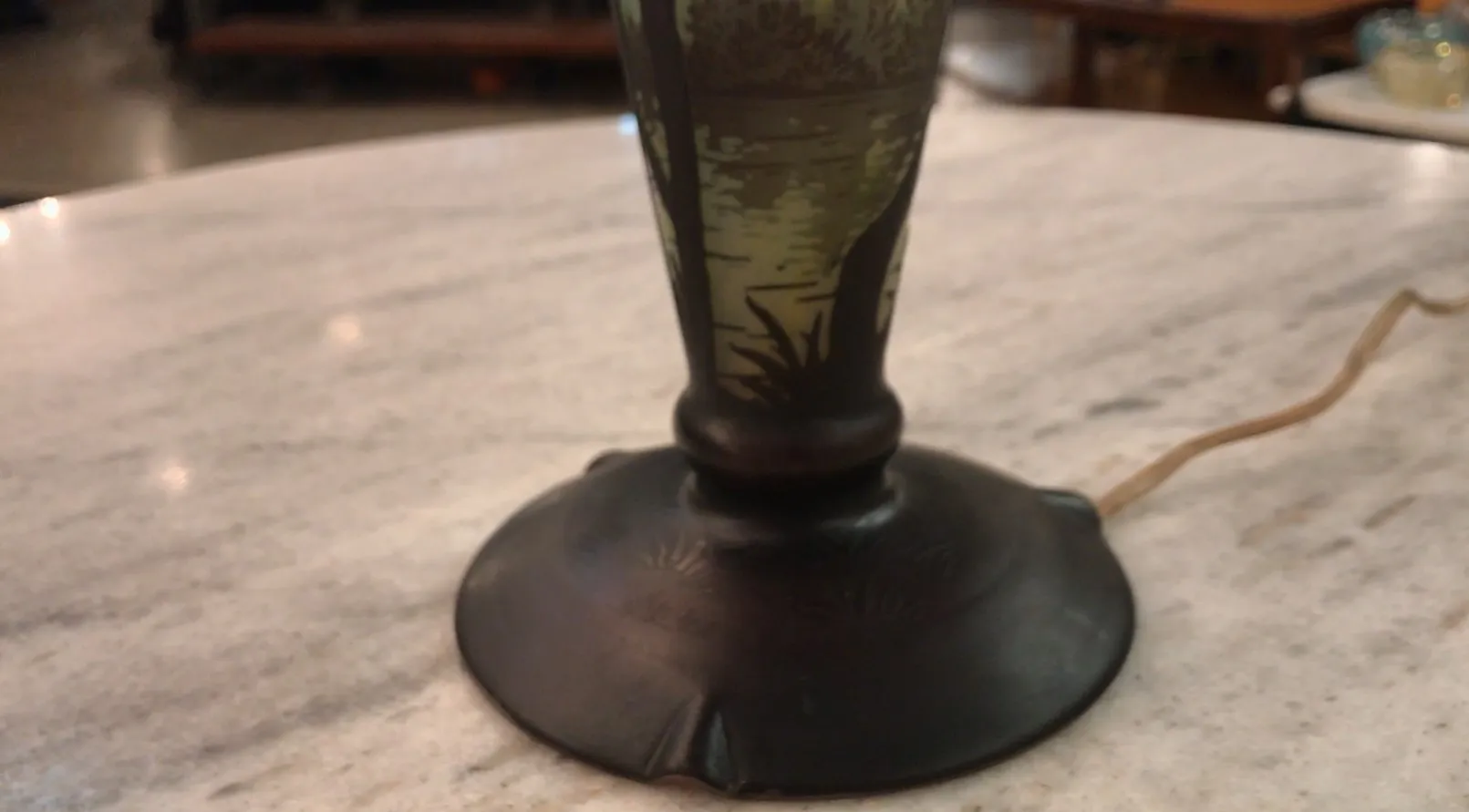 détail de la base du verre signé daum nancy sur la table