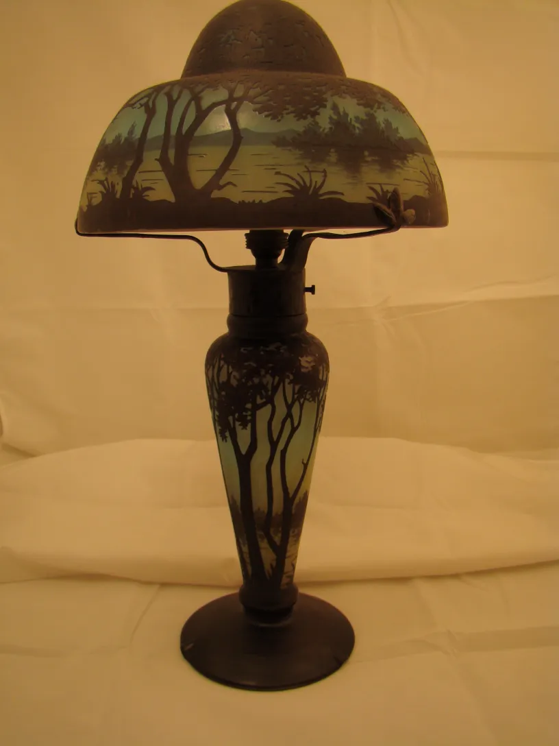 lampada antica con base in metallo e paralume decorato