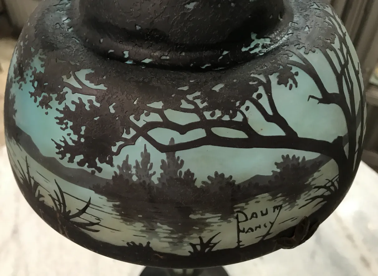 Helles Glas mit Landschaft und Daum Nancy Unterschrift.