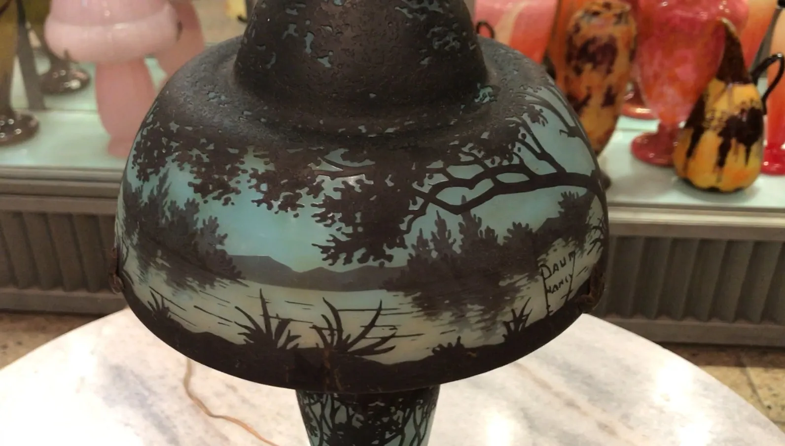 Vidrio firmado Daum Nancy con paisaje natural y detalles coloridos. Antigüedad decorativa.