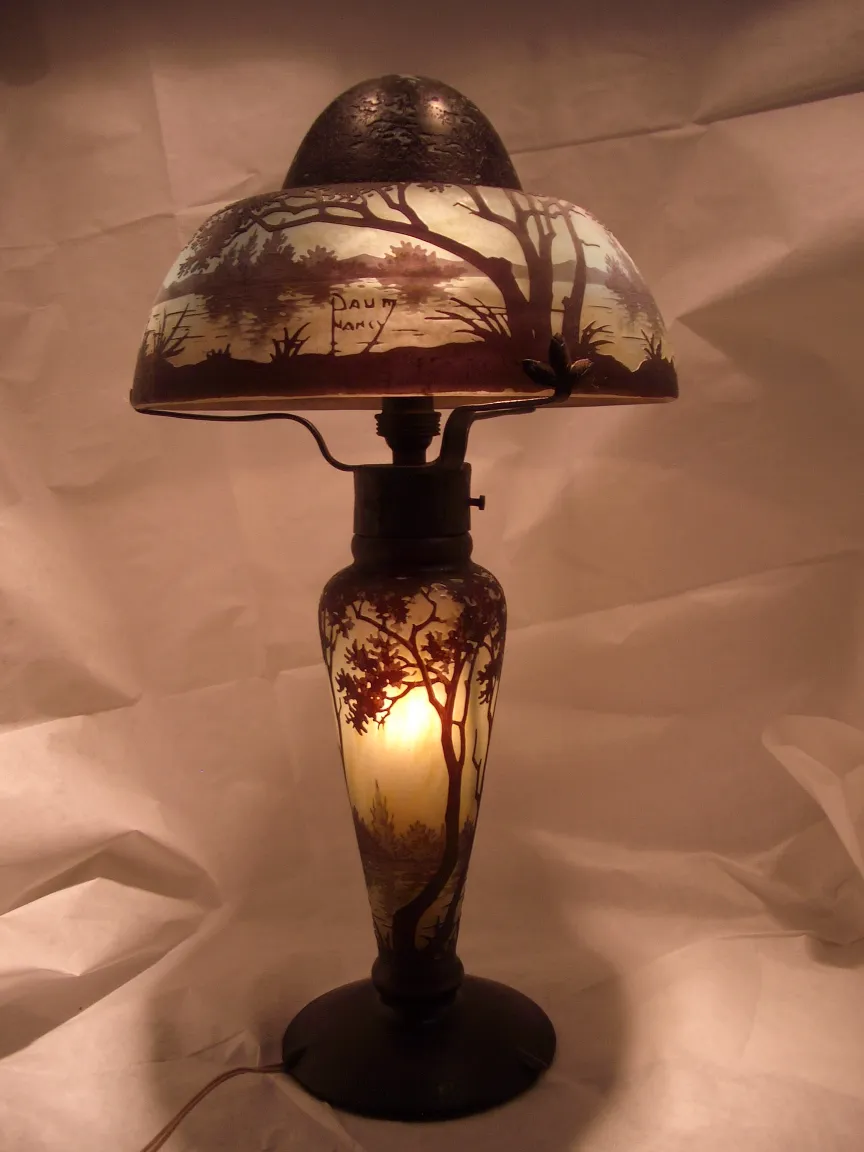 Lampe en verre signé Daum Nancy avec motifs d'arbres