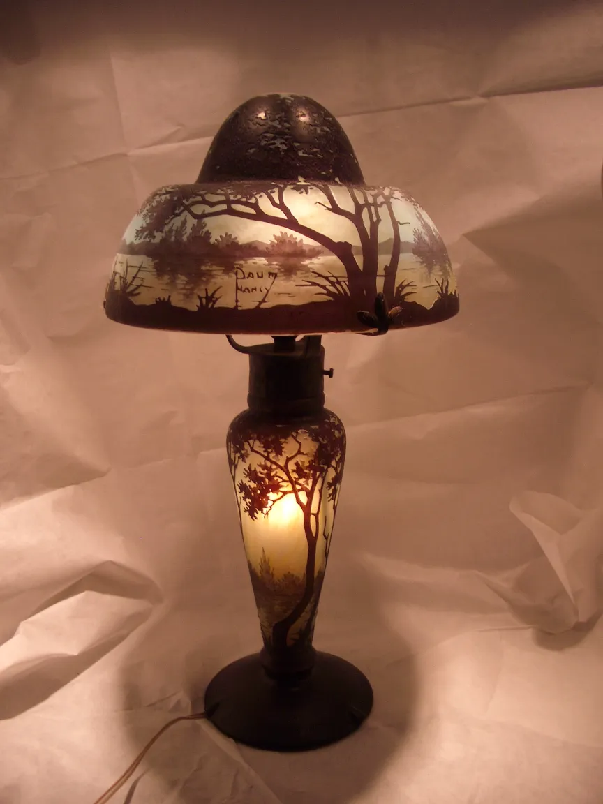 Lampe ancienne avec verre signé Daum Nancy, illuminée, motifs naturels