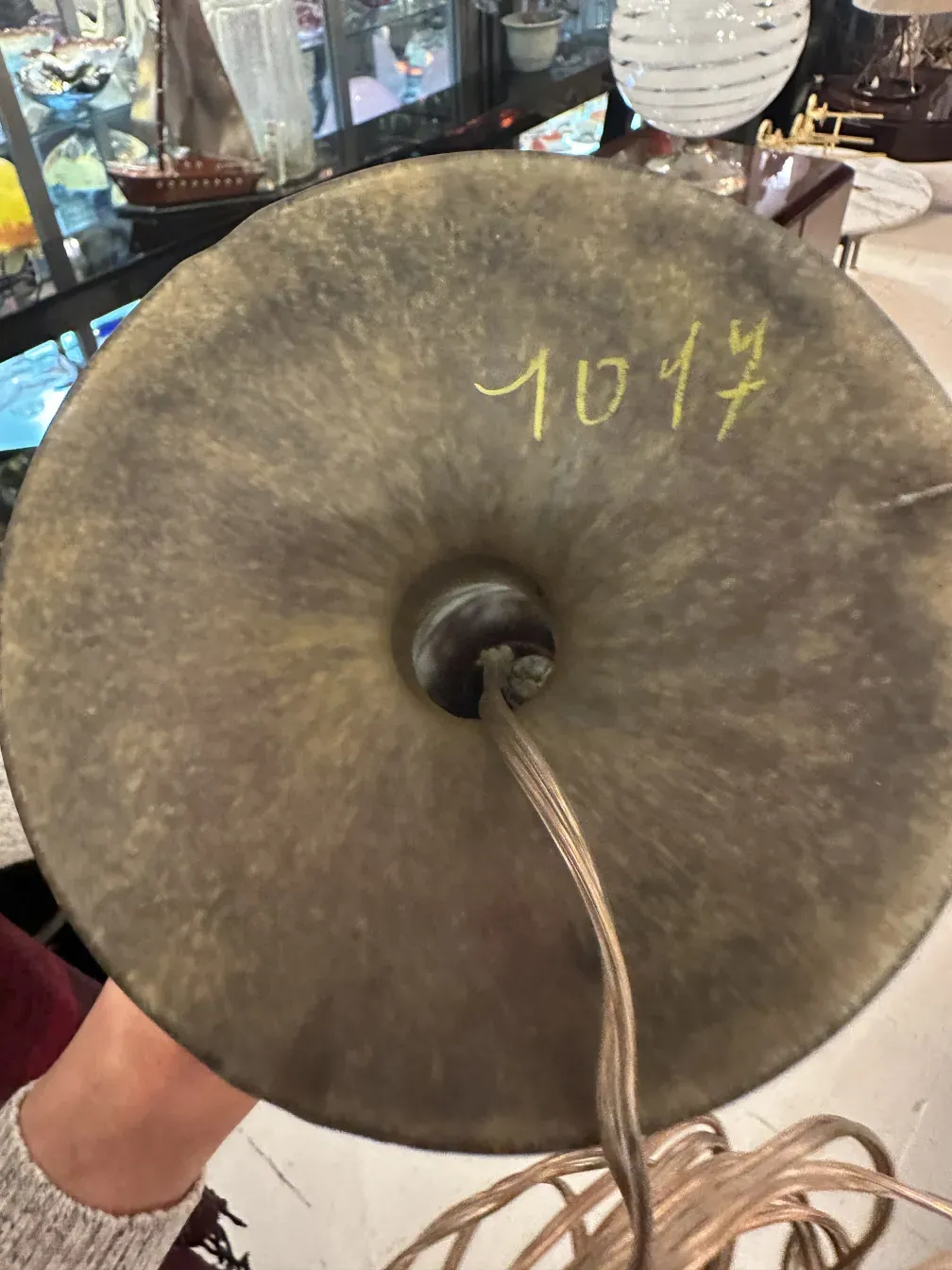 قاعدة مصباح عتيق مع توقيع أصفر، بيئة متنوعة