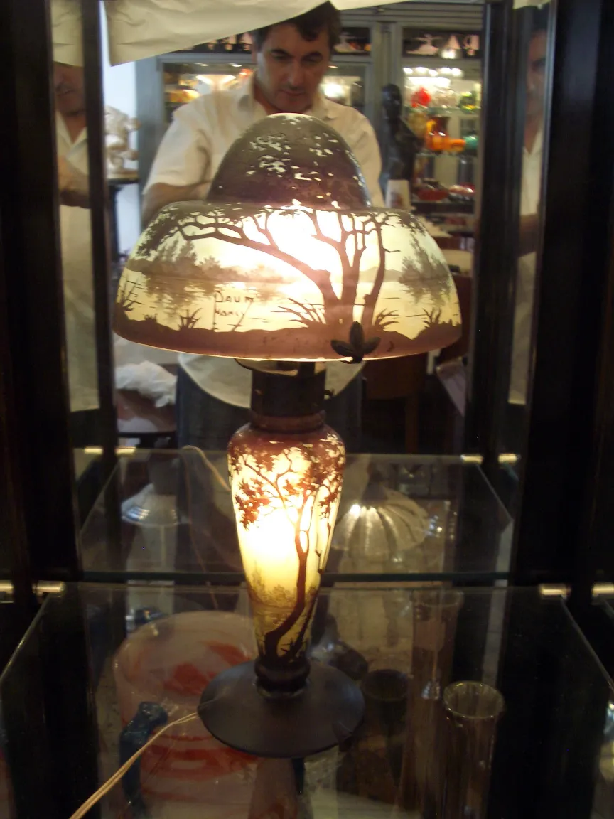 antiklampe mit signiertem Glas daum nancy beleuchtet