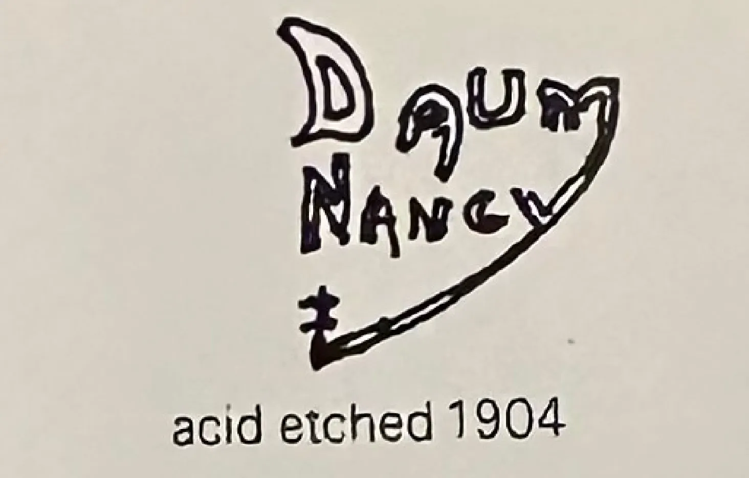 古董签名玻璃来自达姆·南希，具有独特的艺术设计。