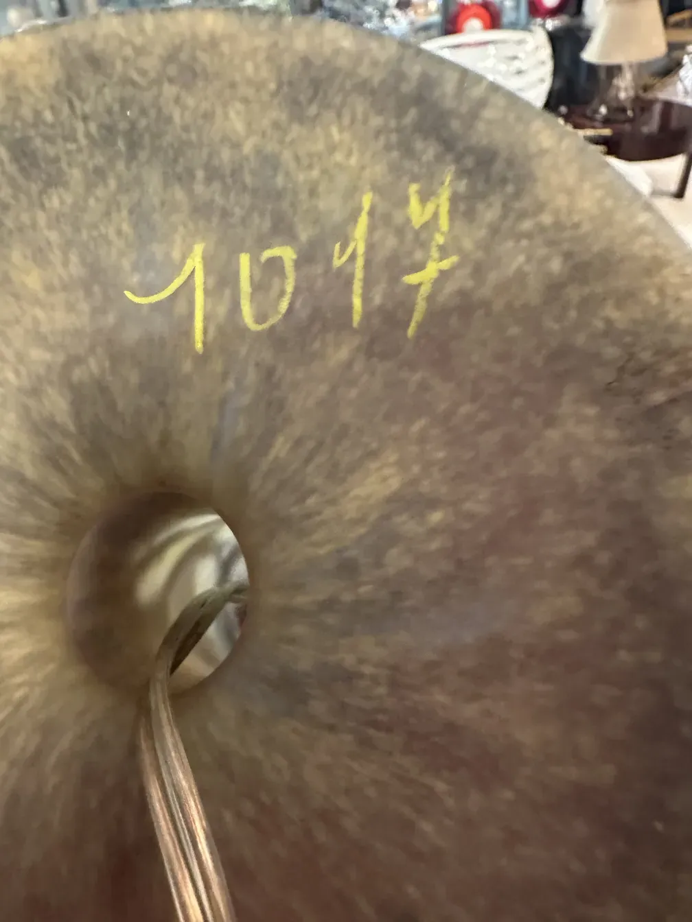 verre ancien avec signature en bas, couleur claire