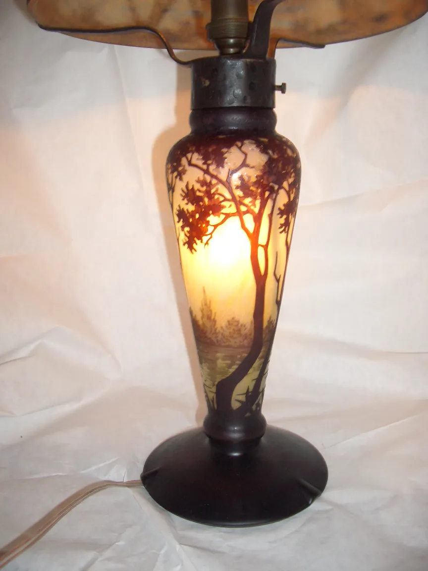 lampe en verre signé Daum Nancy avec motif d'arbre