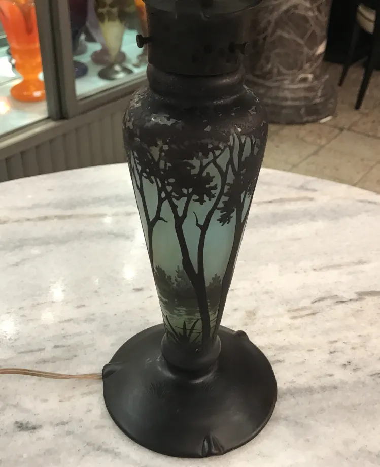 lâmpada antiga com design de árvores em vidro assinado