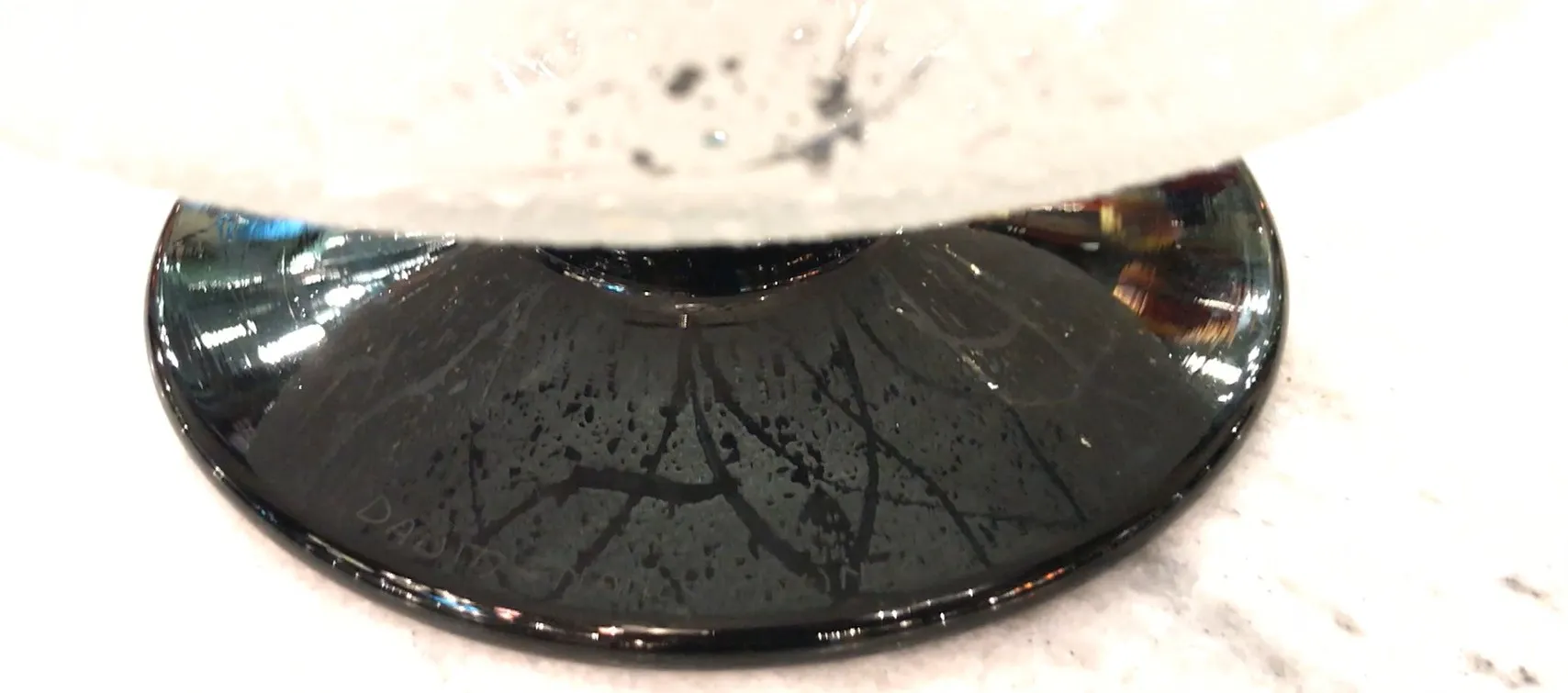 Vidro assinado Daum Nancy com detalhes de antiguidade.