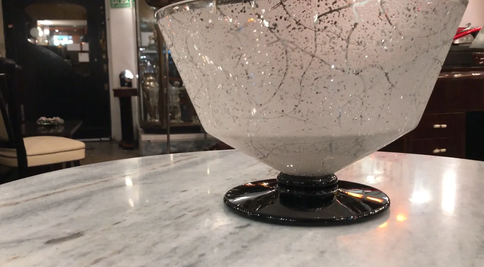 Verre avec base noire et design élégant, antiquité Daum Nancy.