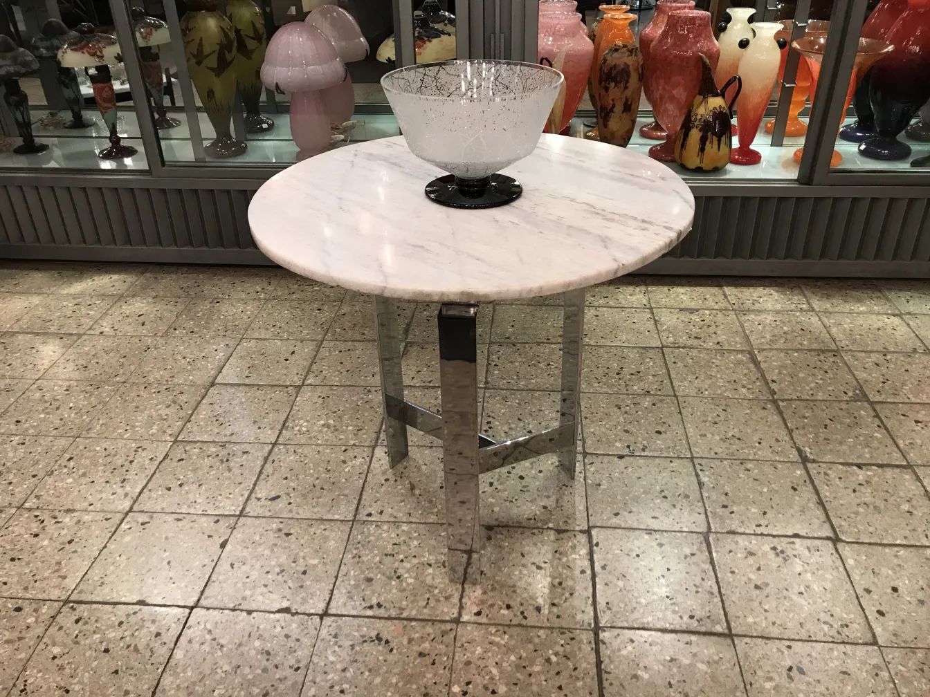 签名玻璃道姆南希在古董的环境中，配有灯光和其他装饰物品