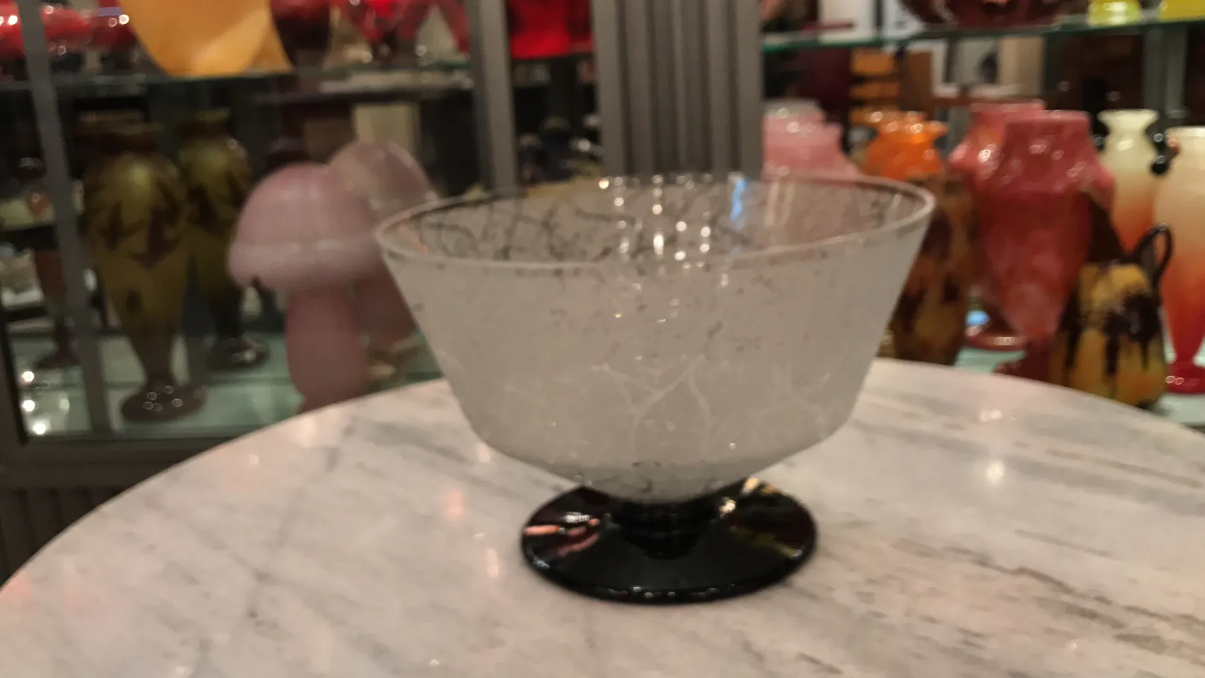 زجاج موقّع على قاعدة سوداء مع أنماط دقيقة، تحفة