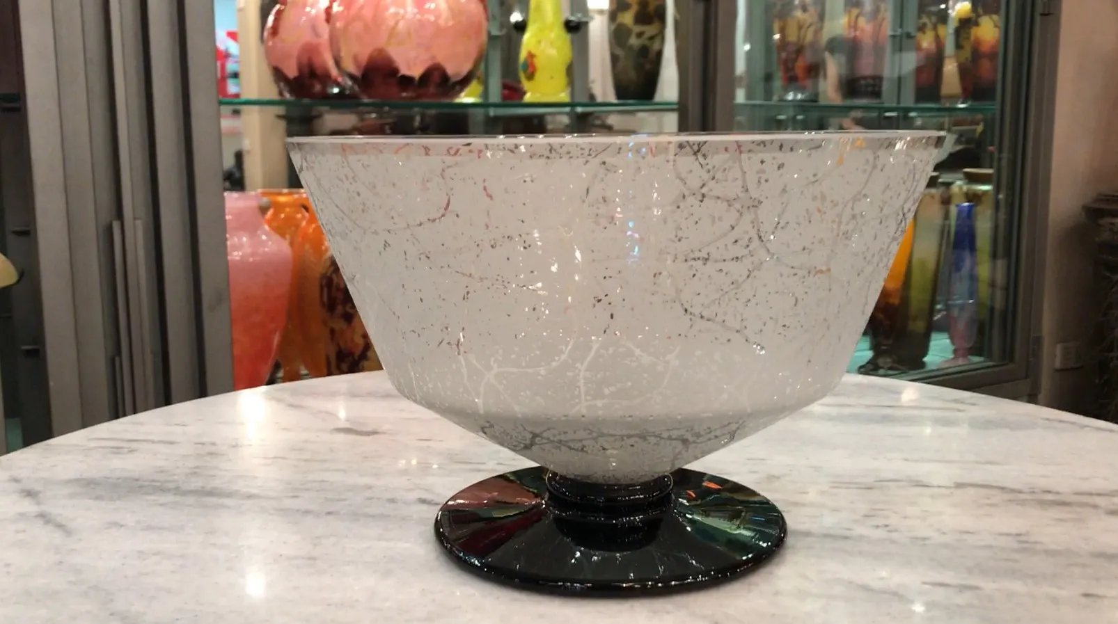 Antike Schale, signiertes Glas Daum Nancy, elegantes Design, bunter Hintergrund