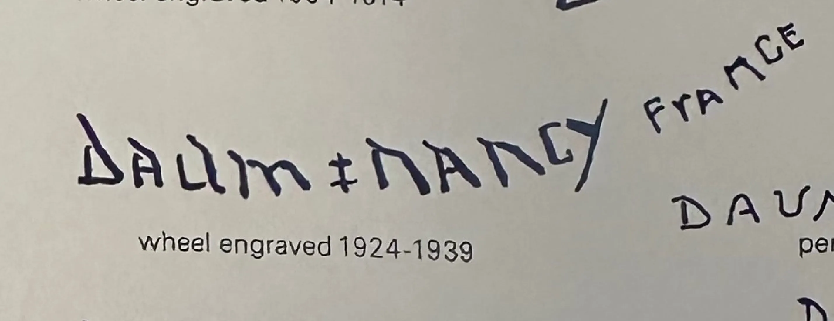 Античное подписанное стекло Даум Нэнси с видимыми деталями, классическая обстановка.