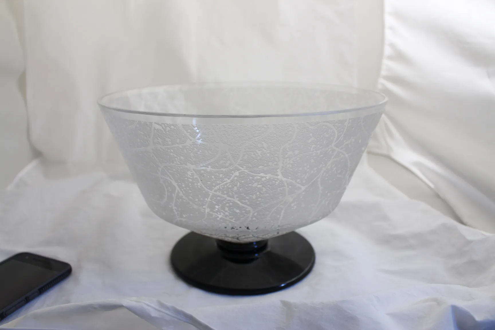 Verre signé de Daum Nancy avec base noire, texture unique