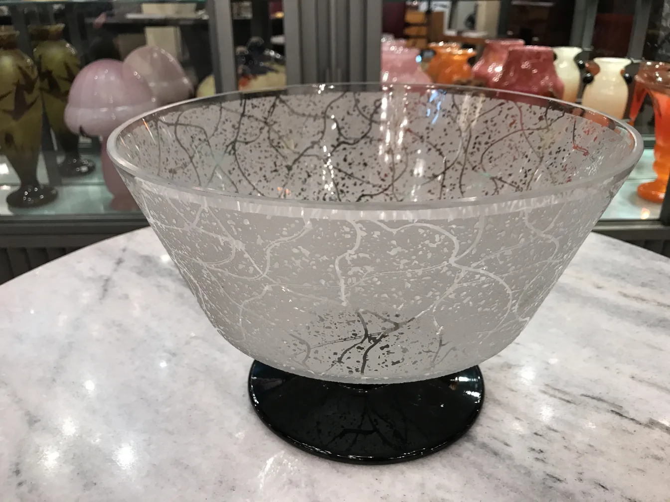 tigela de vidro com design de galhos e base preta