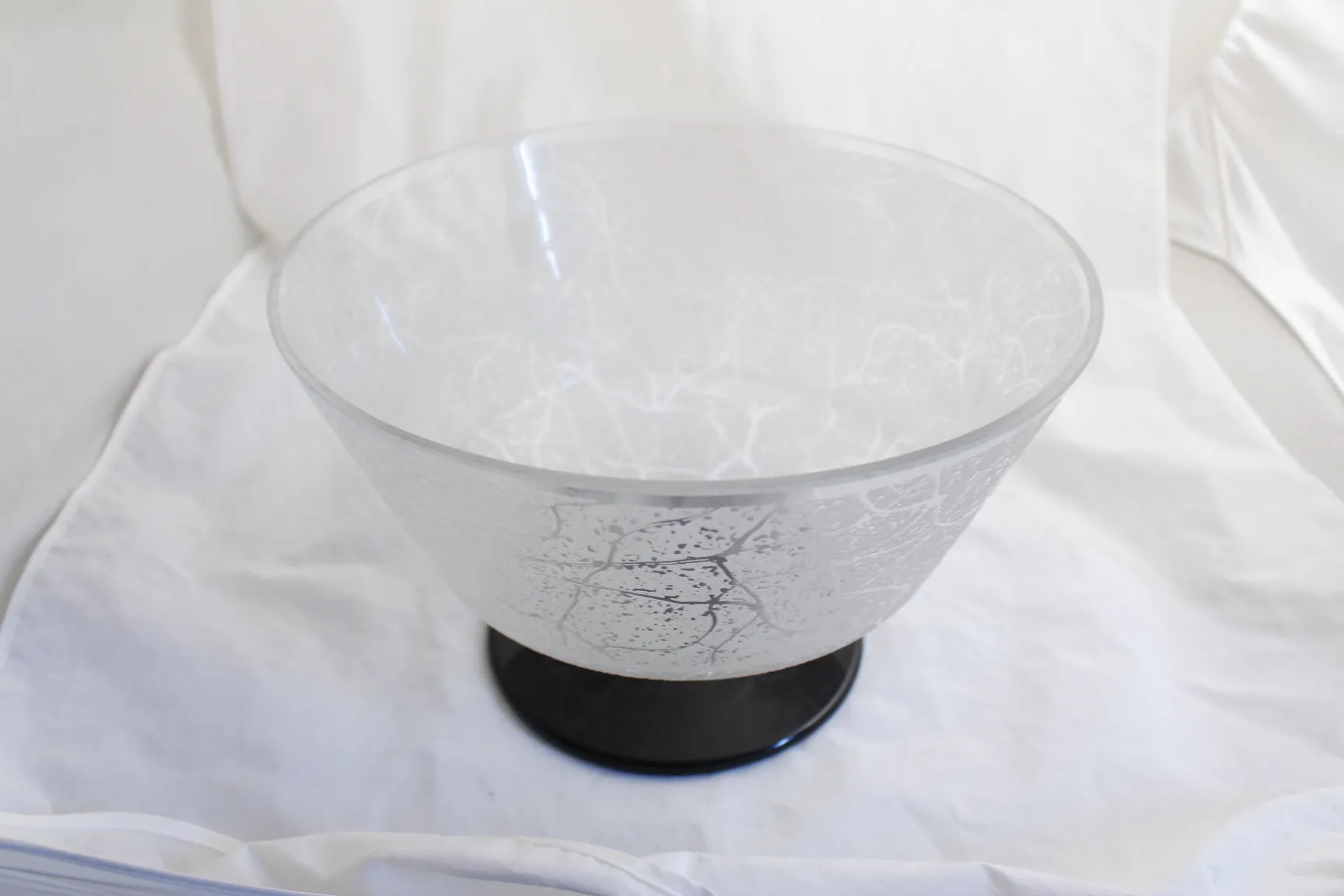 Verre signé de Daum Nancy en forme de bol avec base noire