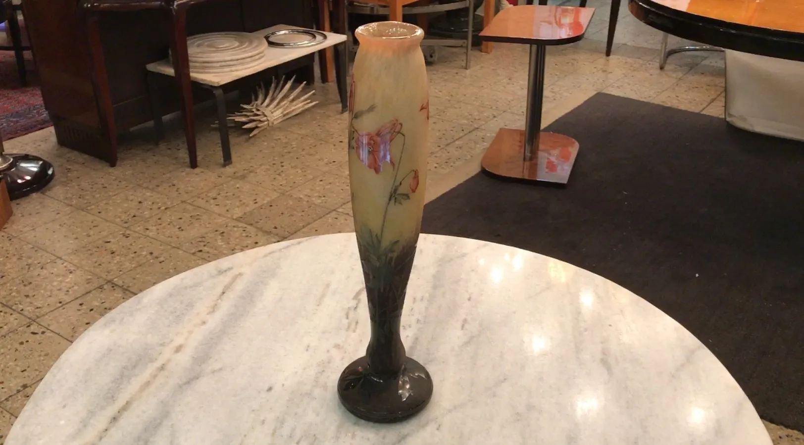 Vaso de vidrio decorativo firmado por Daum Nancy, con detalles florales