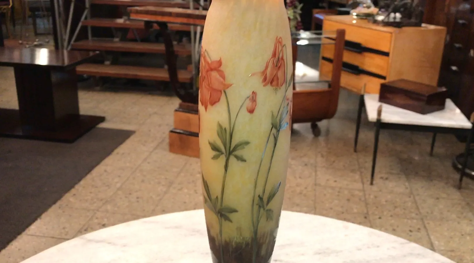 Antike Vase mit gemalten Blumen, gelber Hintergrund