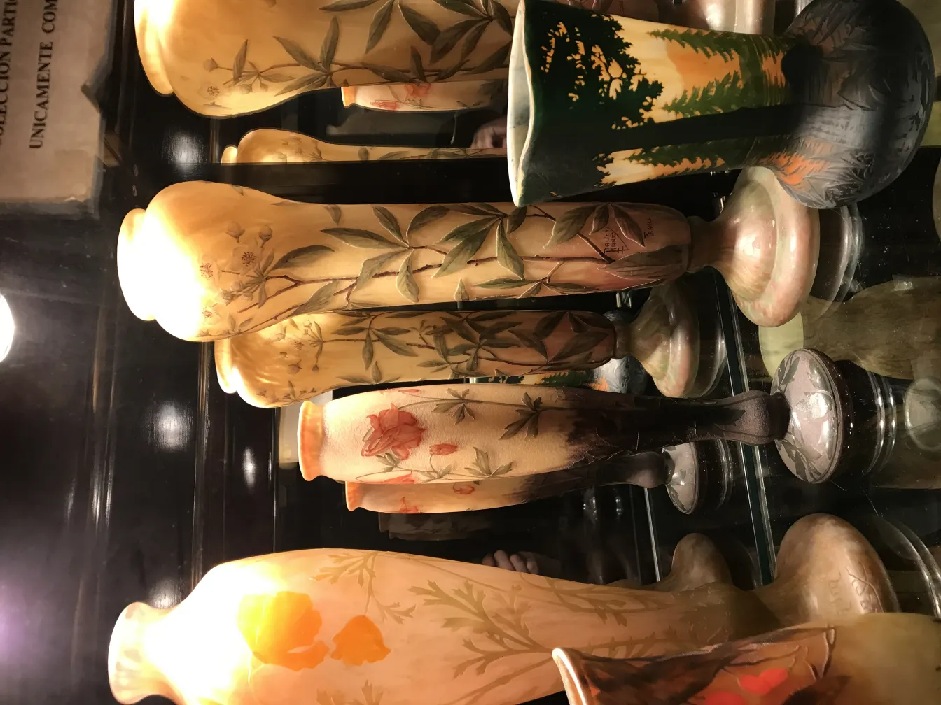 Vasos de vidro antigos assinados Daum Nancy com decoração floral.