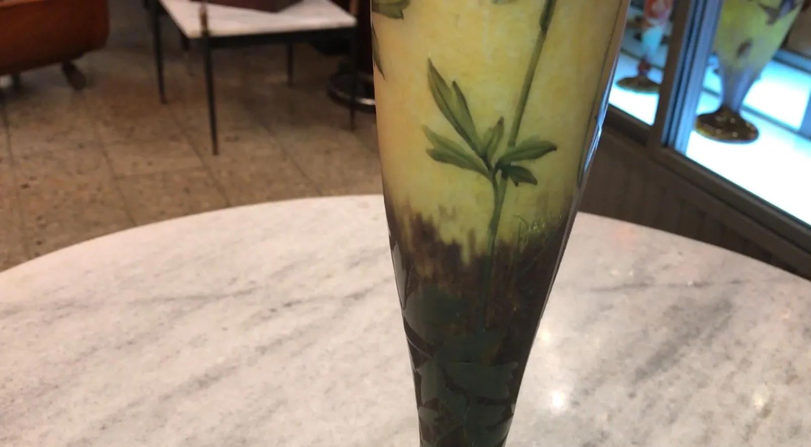 Antikes signiertes Glas Daum Nancy mit botanischem Design.