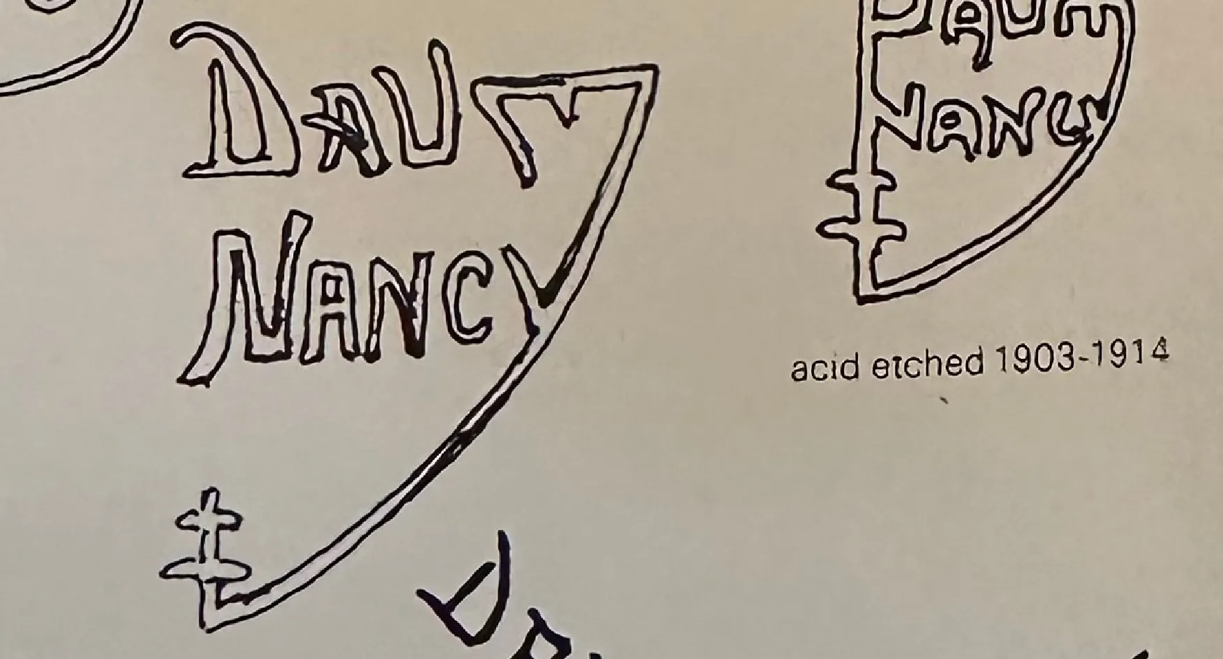 Vidro assinado Daum Nancy com design único, ambiente antigo.