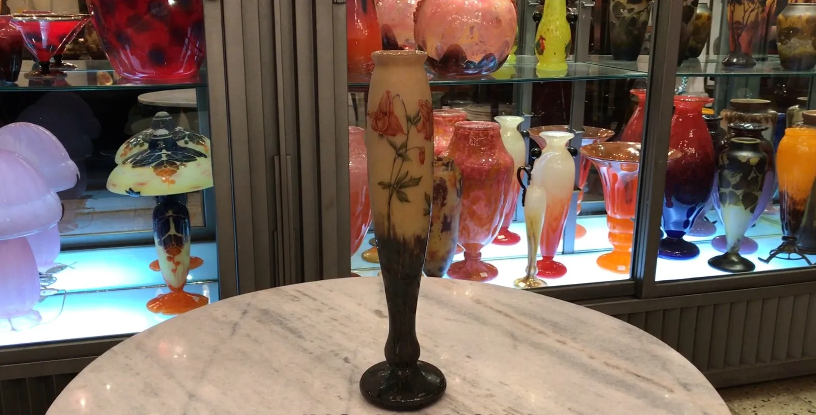 vase antico con decorazione floreale in vetro firmato