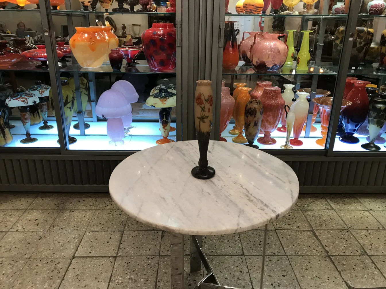 古董花卉细节玻璃瓶，背景色彩丰富