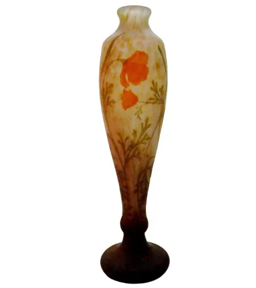 Vase ancien avec forme élégante et décoration florale dans des tons chauds.